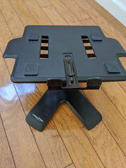 Angle adjustable laptop riser