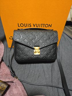 LV Pochette Metis