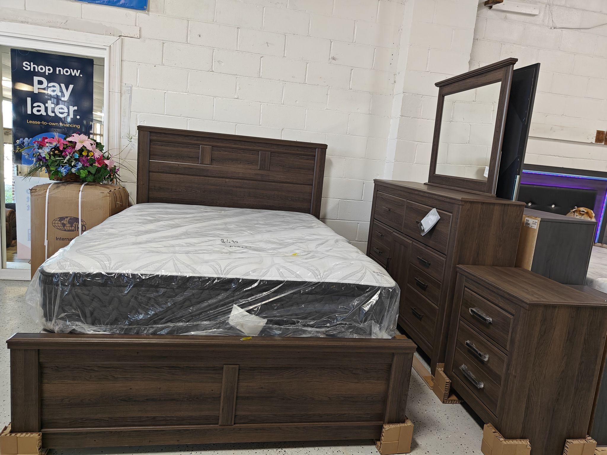 New Bedroom Set Queen Size Bed Set And Dressers And Mirror And Night 