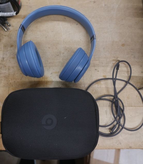 Beats HeadPhones Solo BLUE 4 with case and cords pre owned 885664-1