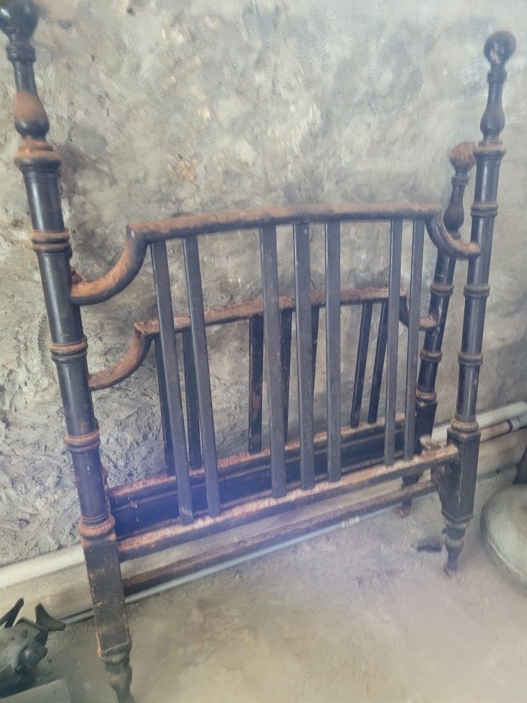 Vintage Twin Bed. Four Poster Bed