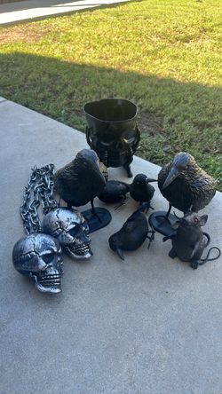 Halloween decor birds, skulls, rat