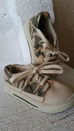 Like new size 6 Boys Camo Shoes