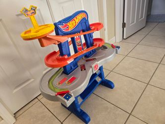 Step2 Hot Wheels Road Rally Raceway Die-Cast Car Play Table