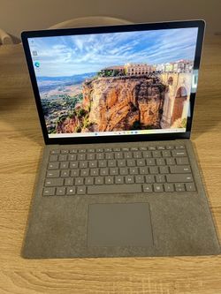 Microsoft Surface Laptop 2 – i5 / 8GB RAM / 256GB SSD – Lightweight Premium Laptop