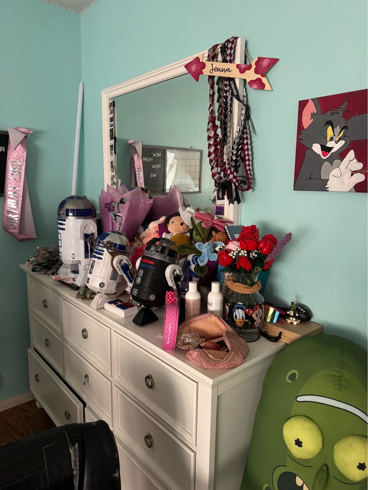 White dresser w mirror