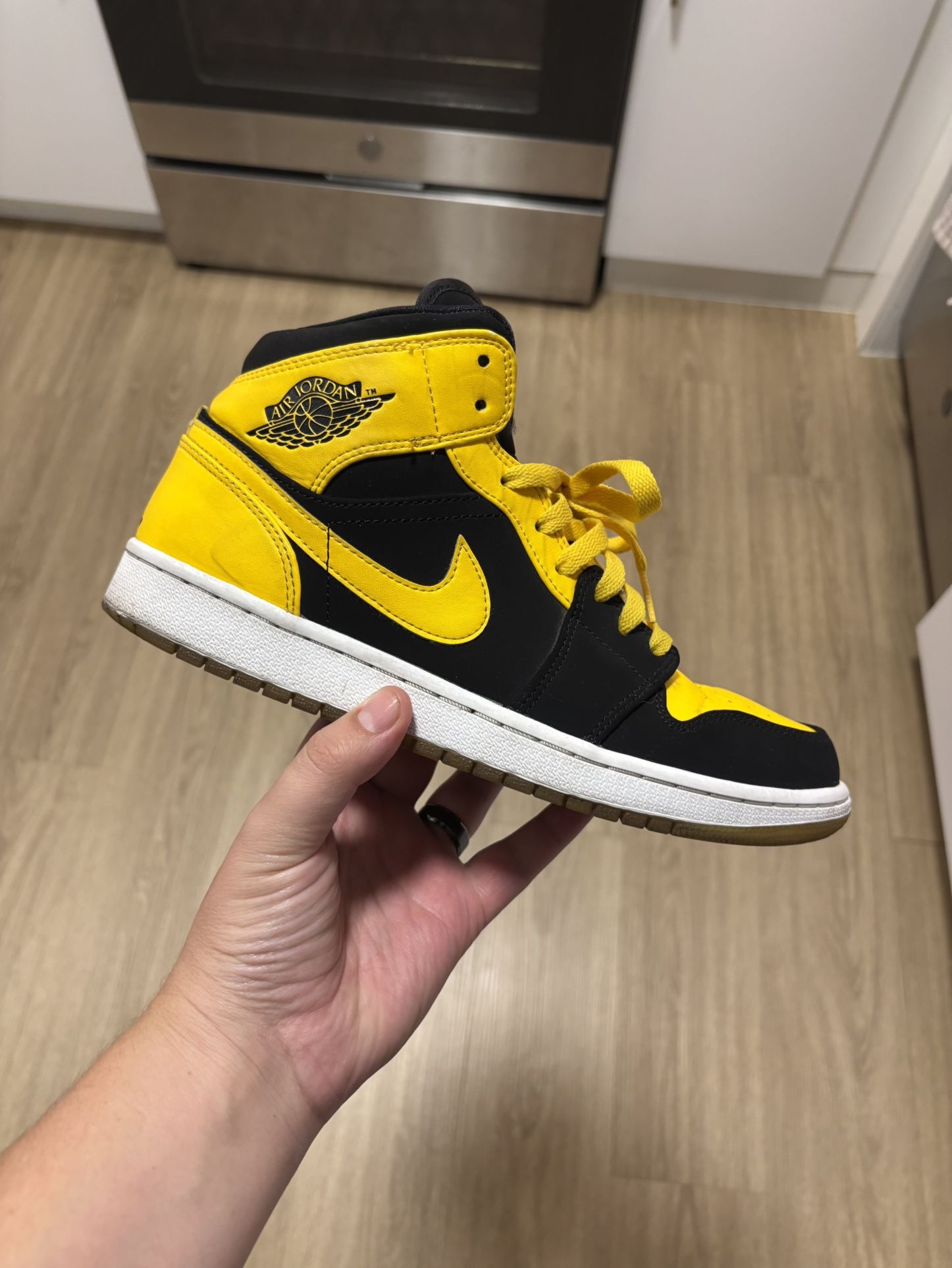 Jordan Retro 1 Mid New Love