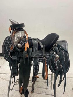Montura charra de cuero cincelada a mano con fuste plateado
