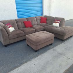 Beautiful  sectional couch,  very clean 👌
