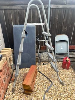 Pool ladder