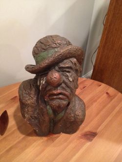 Statue clown head
