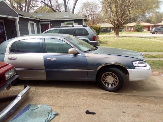 2000 Lincoln Town Car