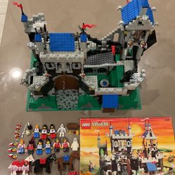Vintage LEGO 6090 Royal Knights Castle