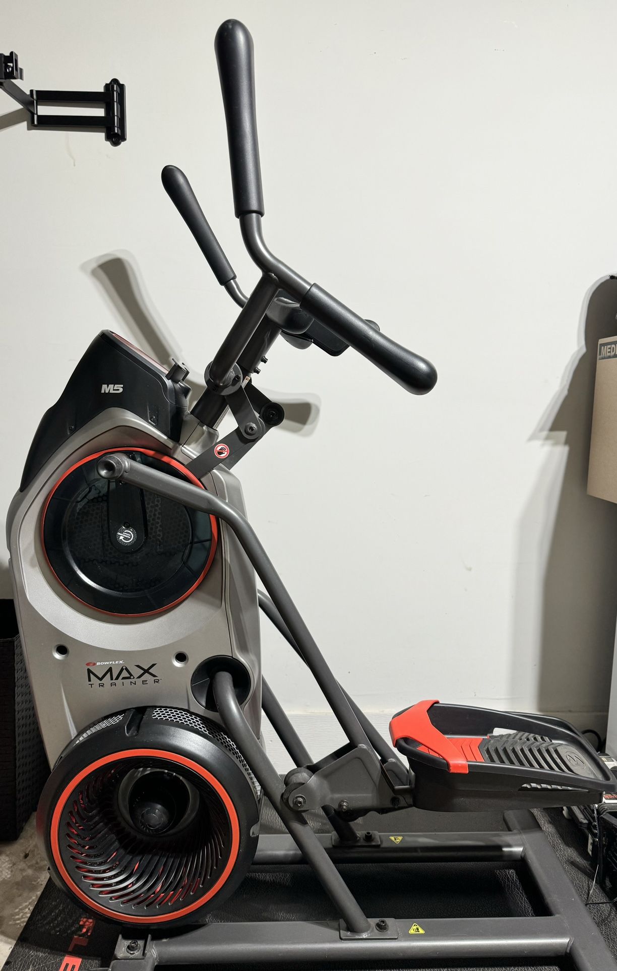 Elliptical- Bowflex Max M5