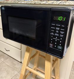 Small microwave in good working condition