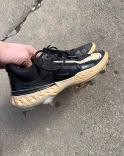 Nike metal cleats. Men’s 8