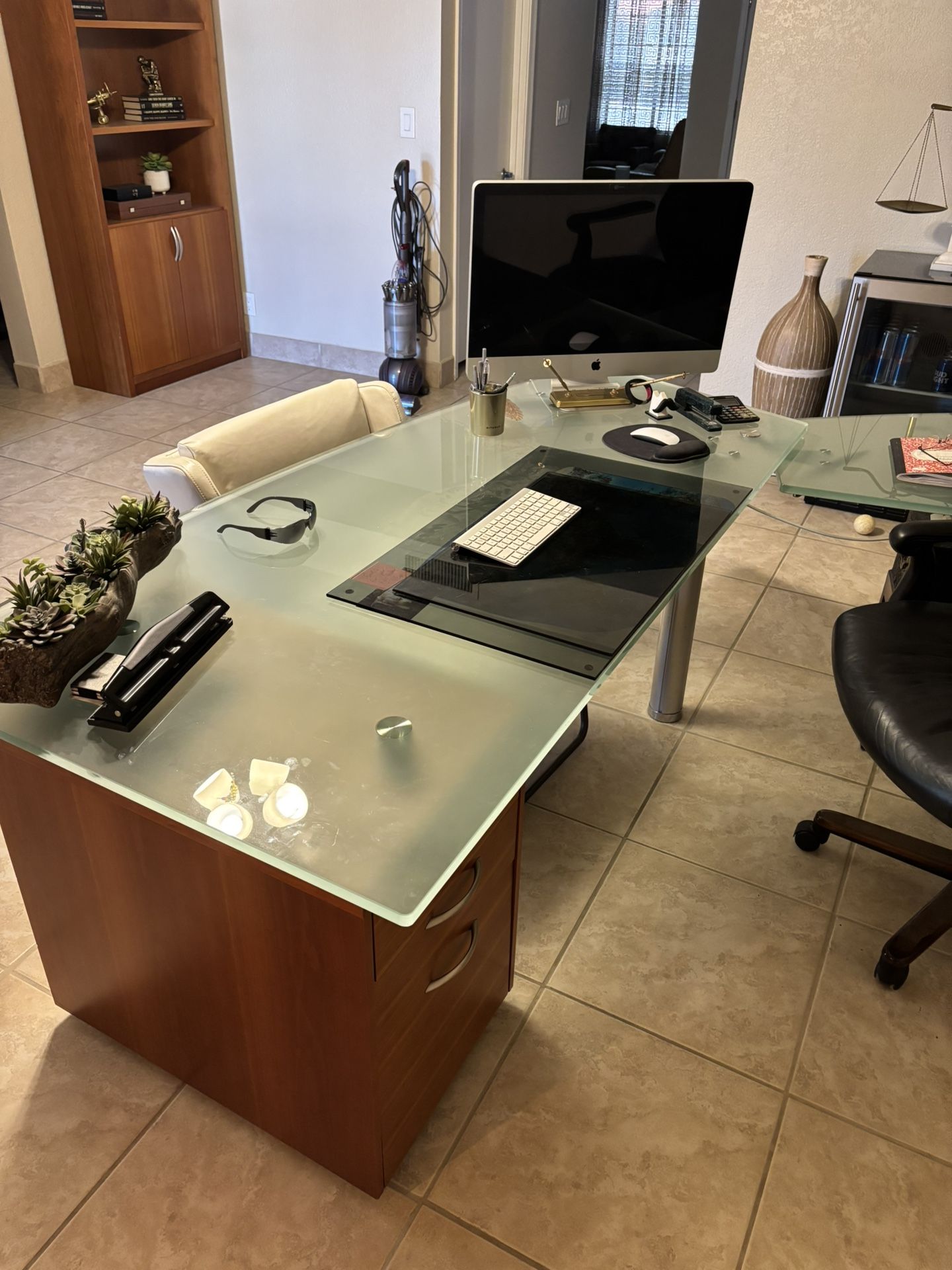 🚨 MOVING SALE - FANCY DESK NEEDS NEW HUMAN! 🚨