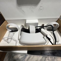 Meta Quest 2 ((Barely ever used))