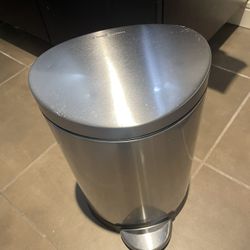 Trash bin