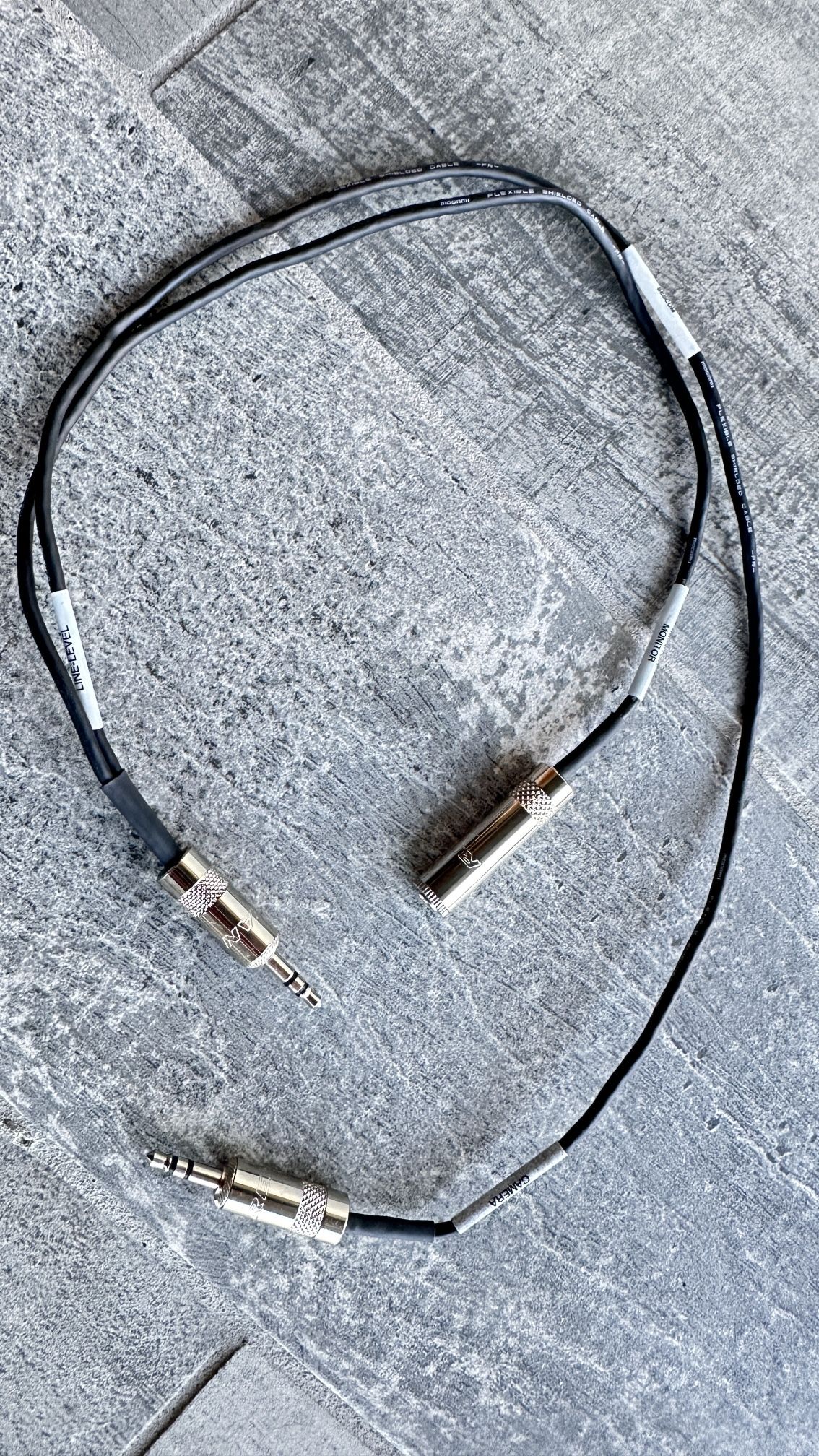 Sescom 3.5mm Line Out To Camera Mic In With Monitor