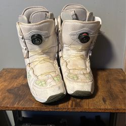 woman’s 8.5 snowboarding boots 