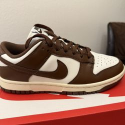 Woman’s Nike Dunk Low Size 7. (New)