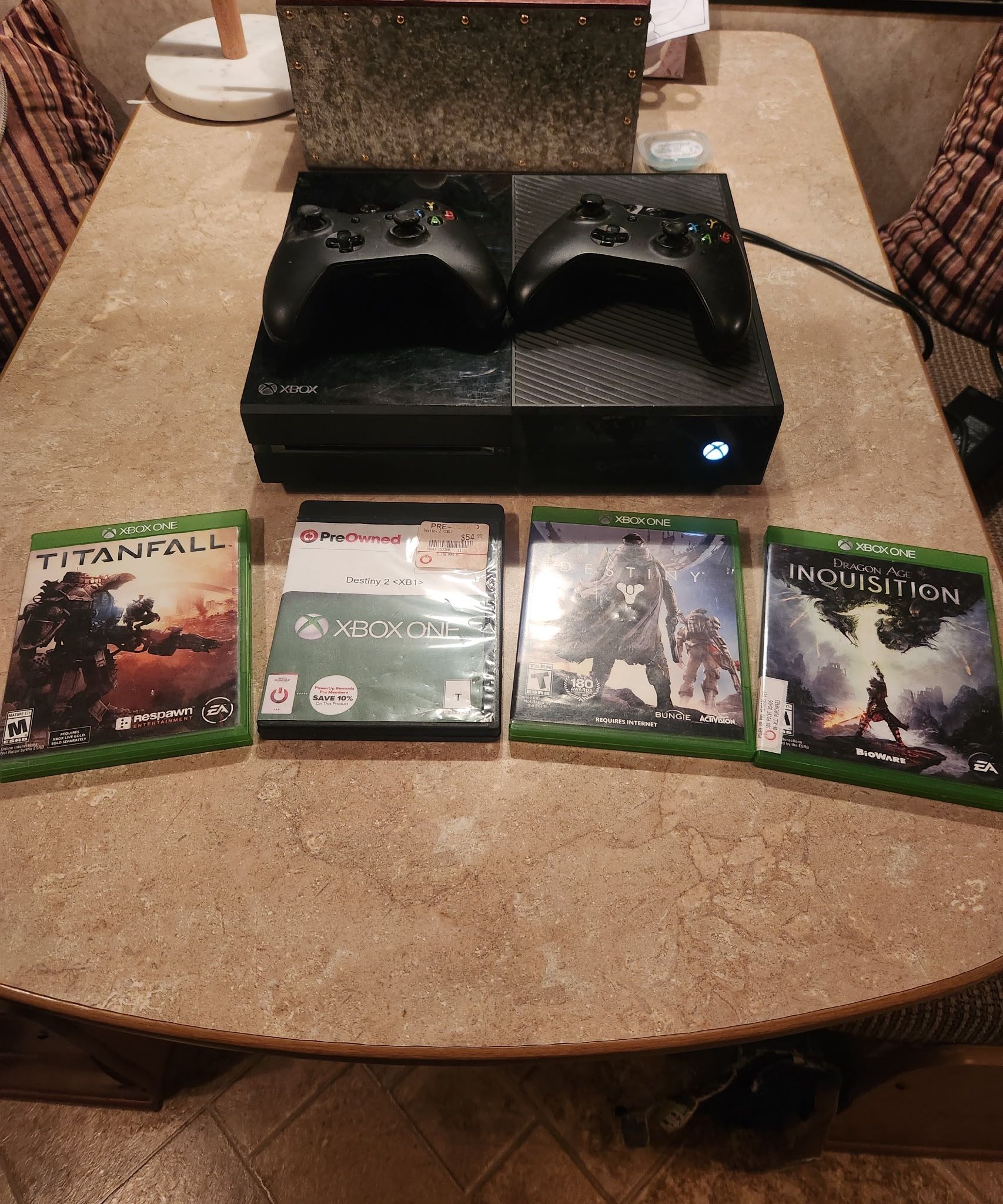 XBOX ONE WITH 4 GAMES AND 2 CONTROLLERS 
