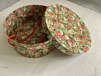 1980s Decorative Lidded Storage Container Hat Box Victorian Cat Design Tri-Coastal Brand