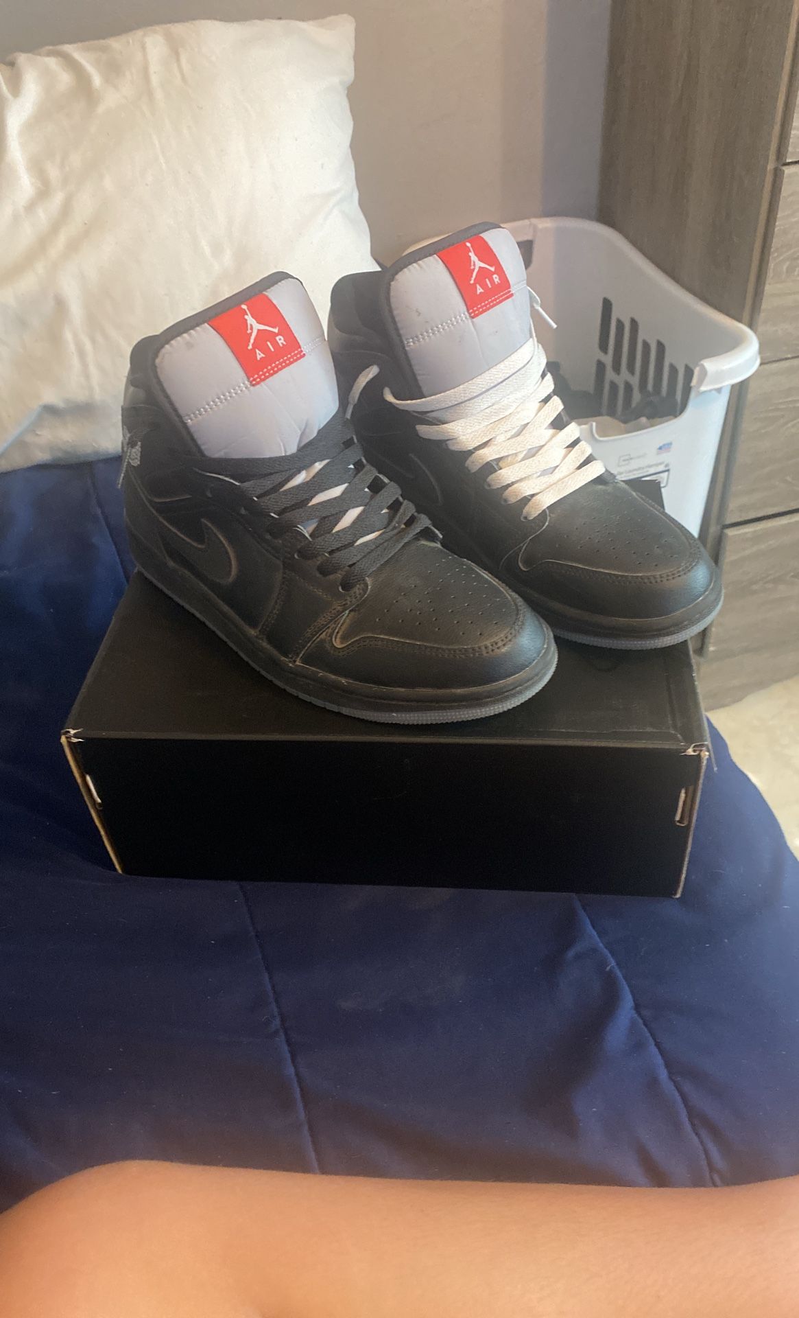 Jordan 1 Mid SE (Wolf Grey)
