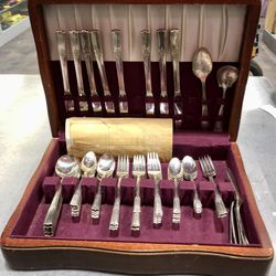 Wm A. Rogers Stainless Silverware Set - A1 Plus in Display Case 