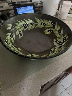 Beautiful Leaf Dish Bowl Like New