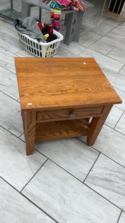 Oak wood end table with drawer