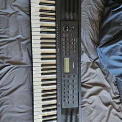 Keyboard (Yamaha PSR e273) + aftermarket stand