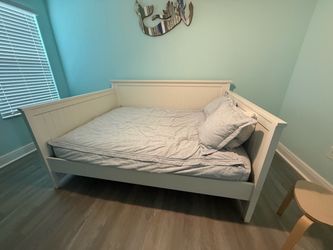 Pottery Barn Full Beadboard Daybed & Trundle