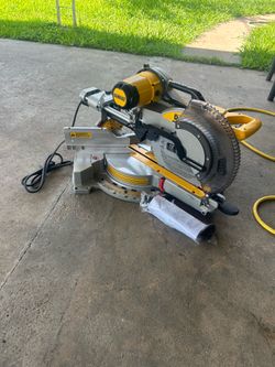 DeWalt 12 in sliding miter saw