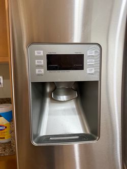 GE Refrigerator Top and bottom large freezer