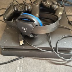 PS4 Slim + 2 Controllers