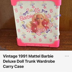 Vintage Mattel Barbie Deluxe Trunk Wardrobe 