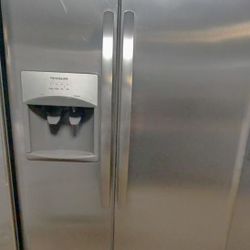 New Frigidaire 26 Cu Ft Side by Side Fridge