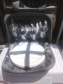 New Picnic Basket with all dinnerware