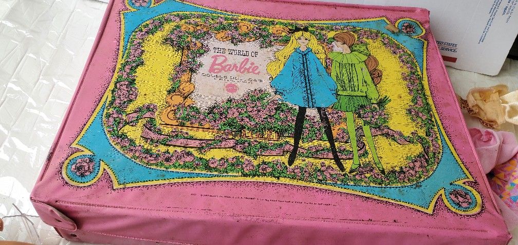 lot of 1968 vintage Barbie matell dolls with world box Antiques