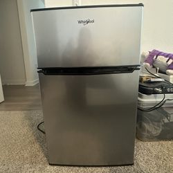 Mini Fridge + Freezer Whirlpool 
