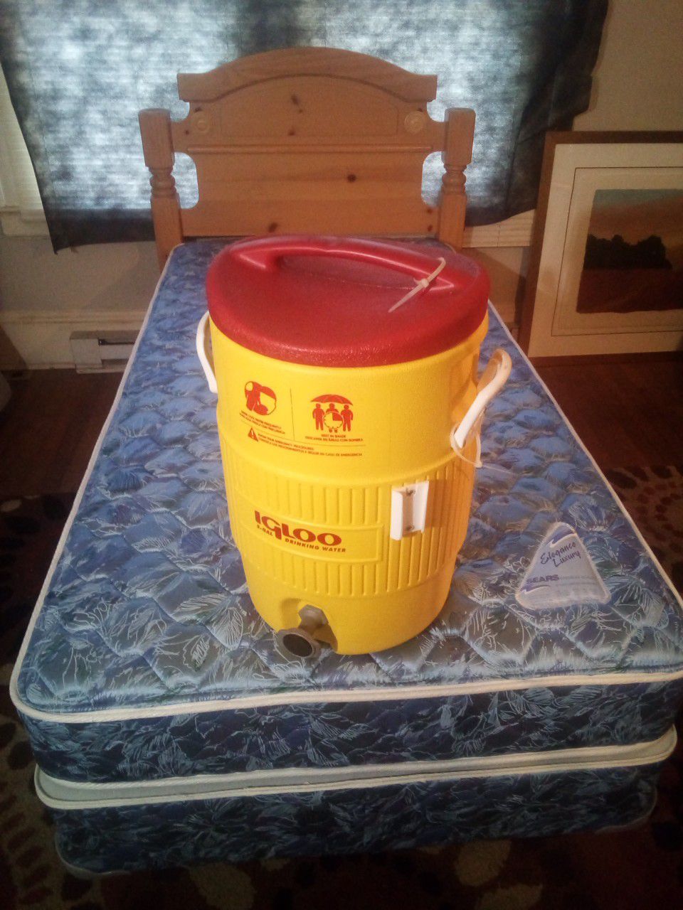 Nice 5 gallon water cooler. Very good condition!