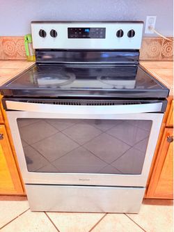 Whirlpool Stainless Steel Electric Glass Top Range/Oven – Excellent Condition