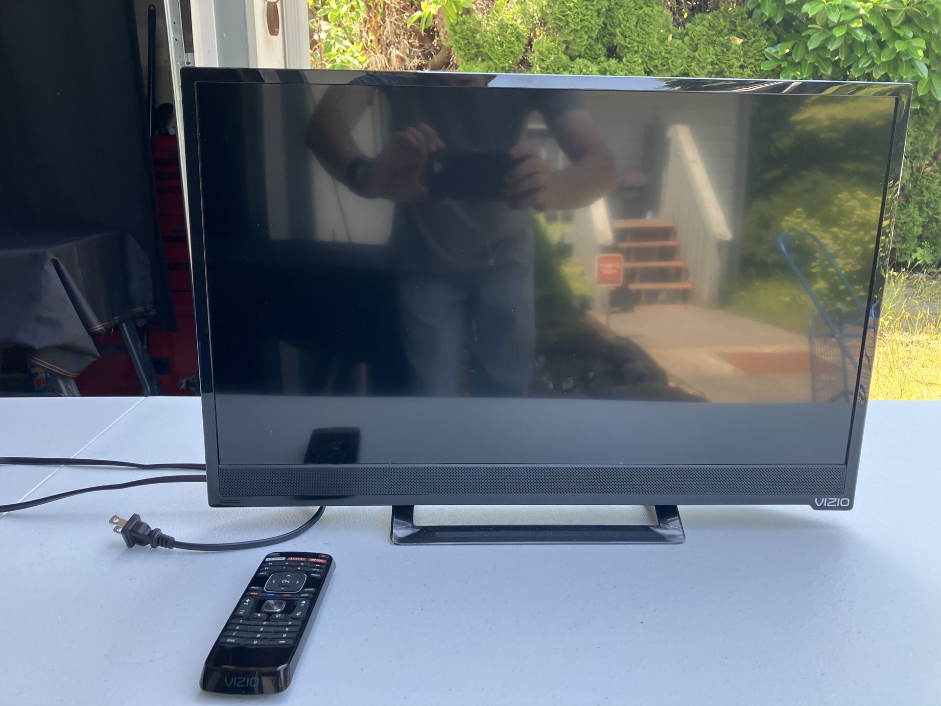 VIZIO 24in Smart TV/ Model E241i-B1