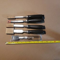 Chisels set in good condition. 