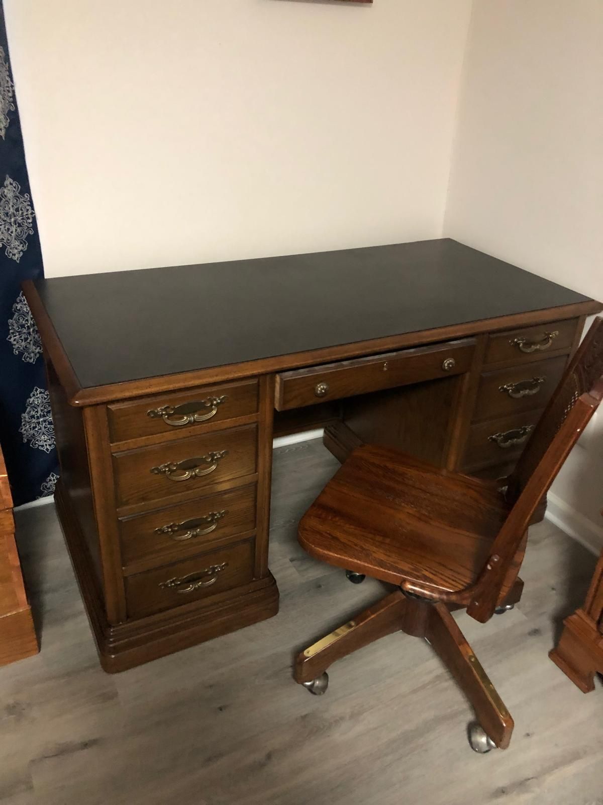 ESCRITORIO DE MADERA CON CUERO ARRIBA Y SILLA DE ESCRITORIO DE MADERA