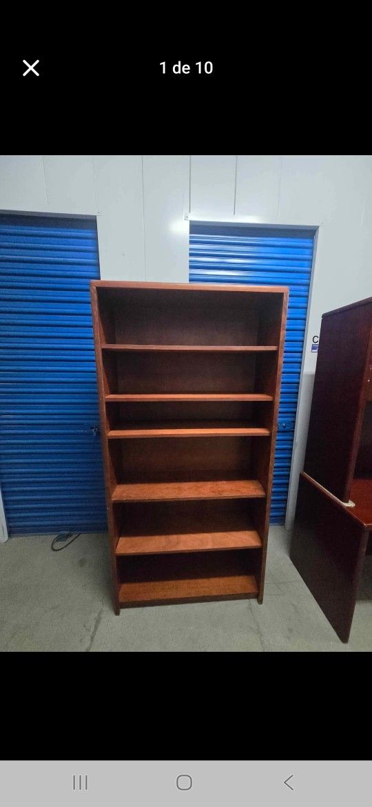 Solid Wood Bookshelve In Good Conditions
