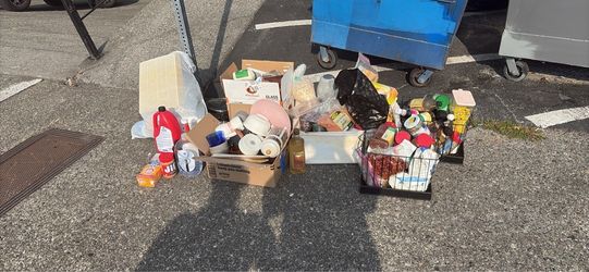 A lot of free kitchenware, matcha, tea, spices, sauces, food, utensils