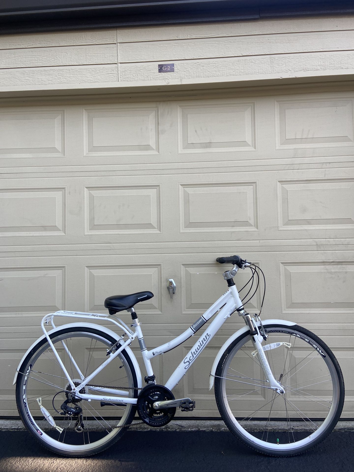 Schwinn Discover Women’s Hybrid Bicycle – 700c – 21-Speed – Aluminum Frame Commuter Bicycle